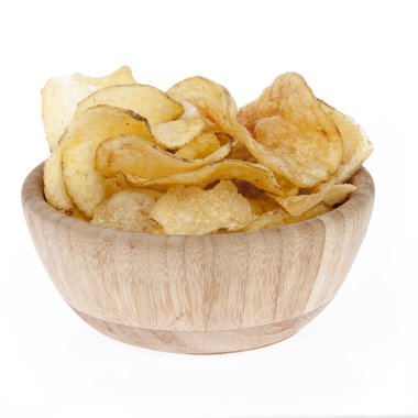 Beyaz arka planda tahta bardakta patates kızartması.