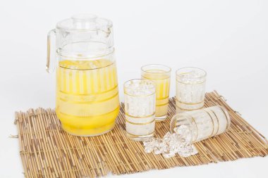 Dört cam bardaklı bir sürahi..