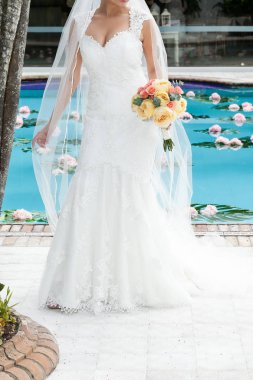 Gelin bir buket tutuyor, gelinlik, düğün ayrıntıları..