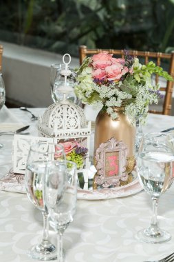 Çatal bıçakla süslenmiş ziyafet masası. Şölen salonunda düğün dekorasyonu..