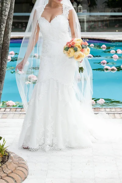Noiva Detém Buquê Casamento Vestido Noiva Detalhes Casamento — Fotografia de Stock