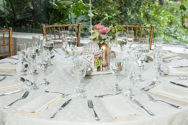 Çatal Bıçakla Süslenmiş Ziyafet Masası Şölen Salonunda Düğün Dekorasyonu — Stok fotoğraf