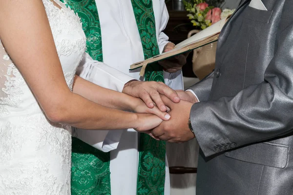 Mão Sacerdote Nas Mãos Noiva Noivo Cerimônia Casamento — Fotografia de Stock