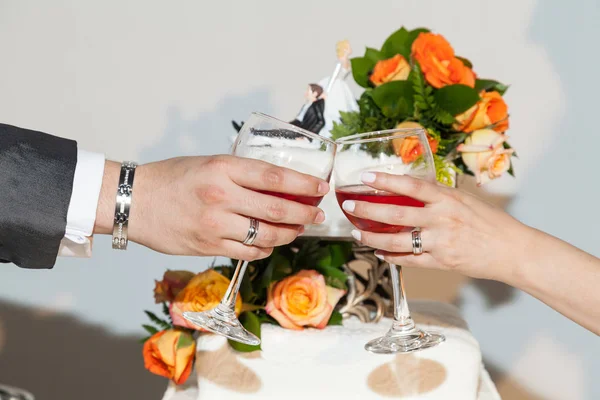 Mãos Noiva Noivo Com Copos Cheios Vinho Brindando Dia Casamento — Fotografia de Stock