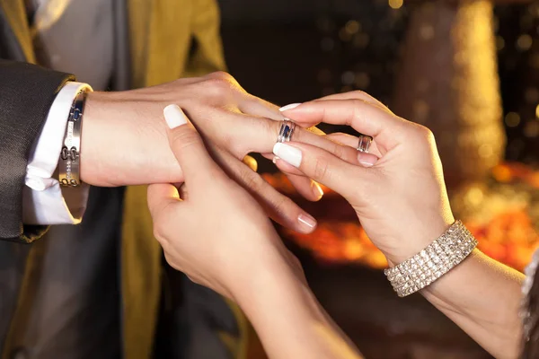 Mãos Noiva Noivo Que Colocam Alianças Casamento — Fotografia de Stock
