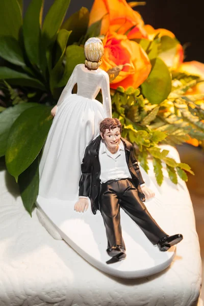 Figura Engraçada Figurinha Noiva Noivo Ação Engraçada Bolo Casamento — Fotografia de Stock