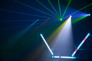 Diskoda ışıklar, gece parti için hazır..