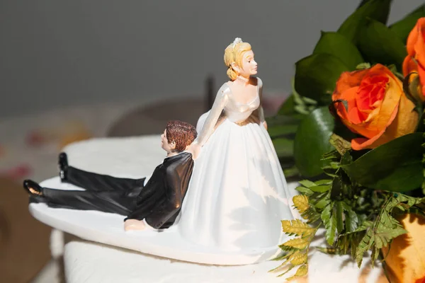 面白いフィギュア 花嫁と新郎フィギュアで面白いアクション上のウェディングケーキ — ストック写真