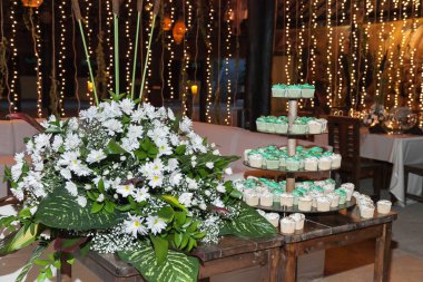 Kutlama için farklı tatlarda lezzetli mini kekler..