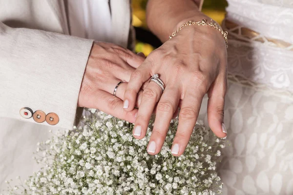 Hands Bride Groom Showing Wedding Rings — 스톡 사진