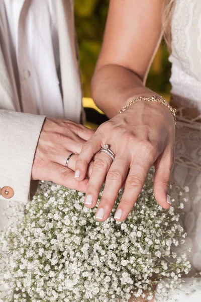 Mãos Noiva Noivo Mostrando Suas Alianças Casamento — Fotografia de Stock