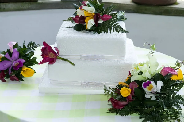 Smaczny Tort Weselny Białą Okładką — Zdjęcie stockowe