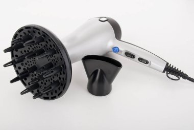 beyaz zemin üzerine saç kurutma makinesi.