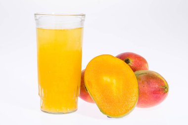 Beyaz arka planda cam bir vazoda mango suyu olan mangolar..