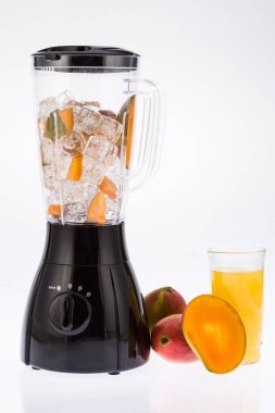 Beyaz arkaplanda siyah blender.