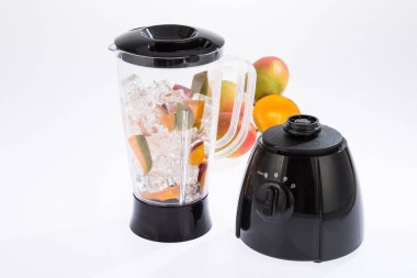 Beyaz arkaplanda siyah blender.