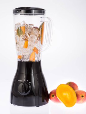 Beyaz arkaplanda siyah blender.