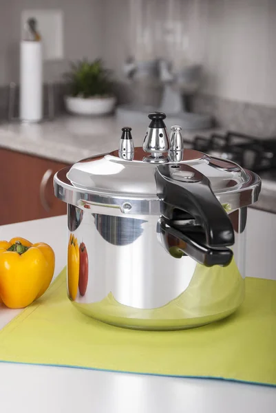 Beyaz arkaplanda çift valf düdüklü tencere.