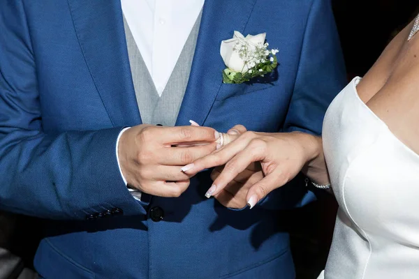 Fechar Mãos Noivo Colocando Anel Casamento Sua Esposa Dia Casamento — Fotografia de Stock