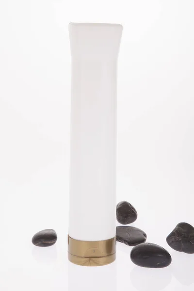 Белый Многоцелевой Пластиковый Контейнер Золотой Крышкой — стоковое фото