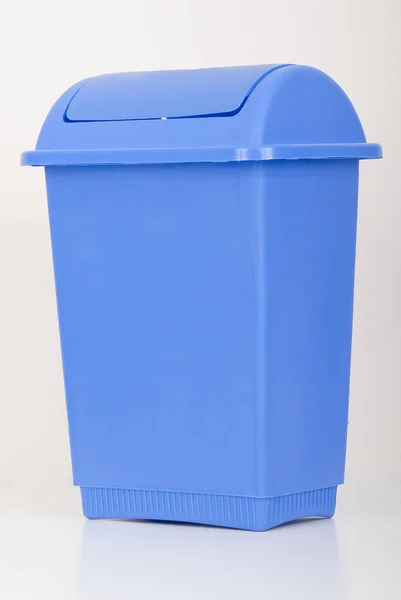 Niebieski Plastikowy Pojemnik Śmieci Białym Tle — Zdjęcie stockowe