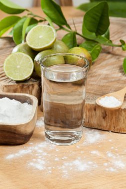 Kabartma tozu - sodyum bikarbonat, su ve limon. 