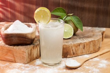 Kabartma tozu - sodyum bikarbonat, su ve limon. 