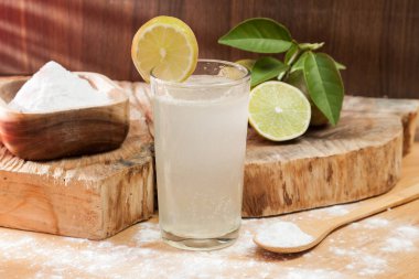 Kabartma tozu - sodyum bikarbonat, su ve limon. 
