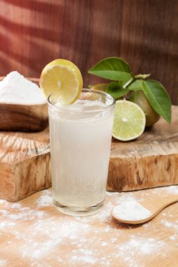 Kabartma tozu - sodyum bikarbonat, su ve limon. 