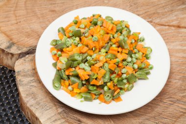 Yiyecek; çeşitli doğranmış sebze tabağı.