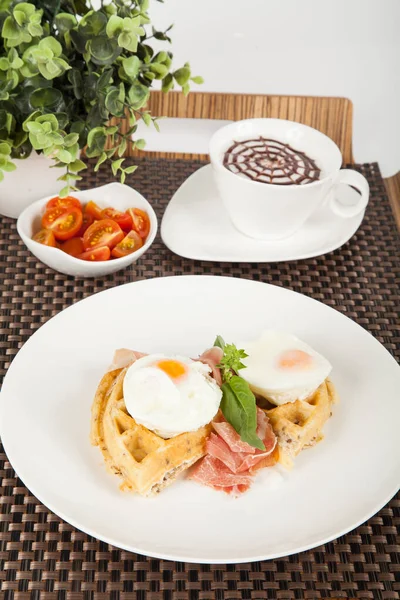 Desayuno Saludable Sabrosos Gofres Con Huevos Escalfados — Foto de Stock