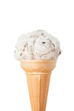 Kornet bir kepçe dondurma ile servis edilir; beyaz arka planda fotoğraf.