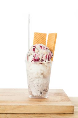 Dondurmalı plastik bardak; beyaz arka planda fotoğraf.