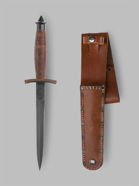 Военный нож с ножницами — стоковое фото