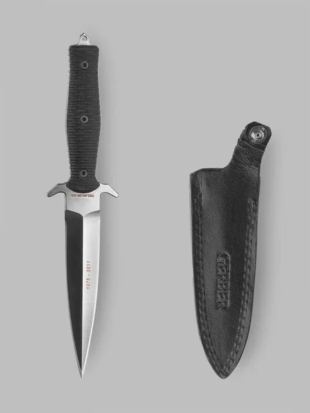 Cuchillo de combate con vaina — Foto de Stock