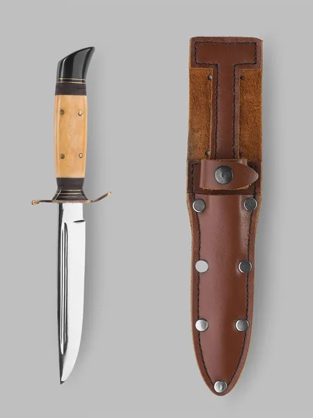Vojenský nůž s pochvou — Stock fotografie