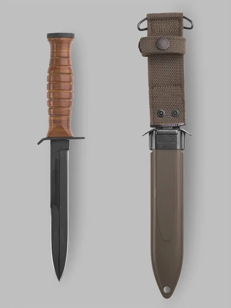 Cuchillo militar con vaina —  Fotos de Stock
