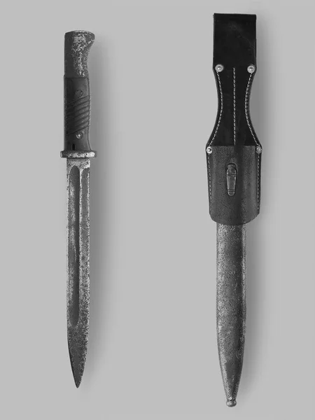 Cuchillo bayoneta militar con vaina — Foto de Stock