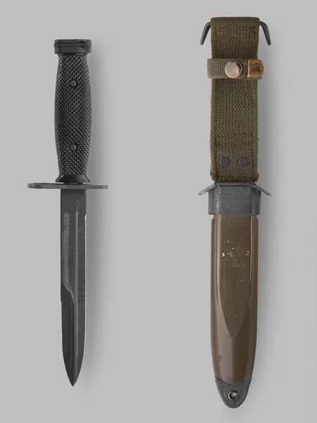 Militära bajonett kniv med balja — Stockfoto