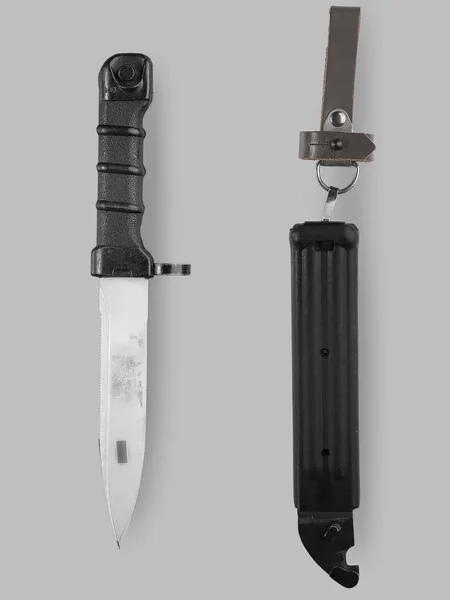 Cuchillo bayoneta militar con vaina —  Fotos de Stock