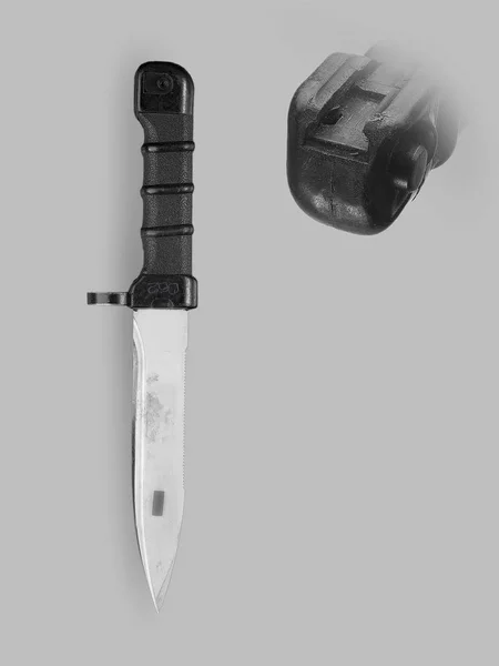 Cuchillo bayoneta militar con vaina — Foto de Stock