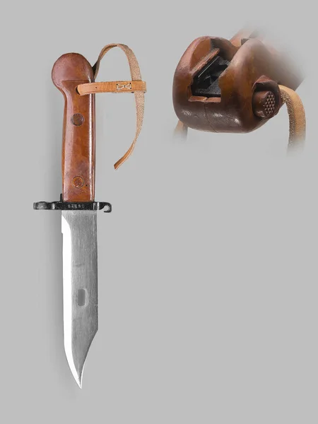 Cuchillo bayoneta militar con vaina — Foto de Stock