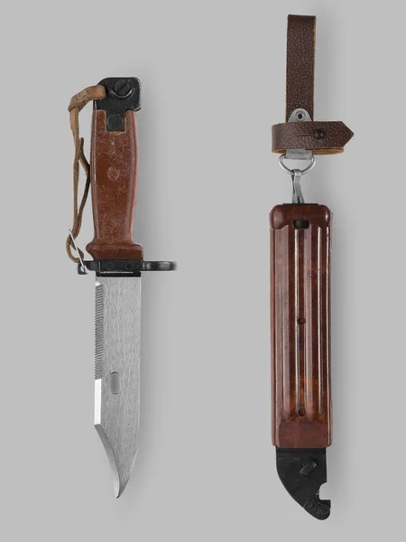 Vojenský Bodák nůž s pochvou — Stock fotografie