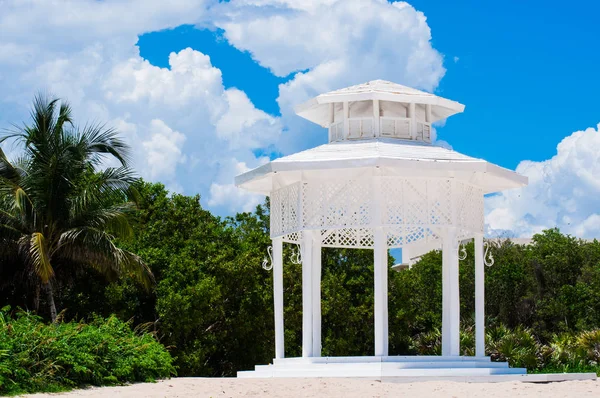 Mirador Blanco Una Playa Con Palmeras Fondo Azul Cielo México — Foto de Stock