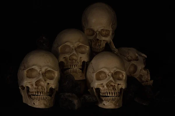 Totenkopfstapel, auf schwarzem Hintergrund, Stillleben — Stockfoto