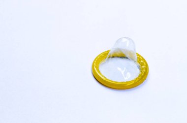 Beyaz arkaplanda prezervatif