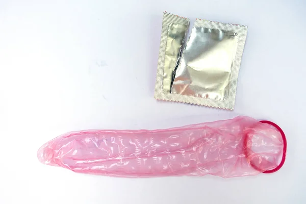 Kondom finns på vit bakgrund. — Stockfoto