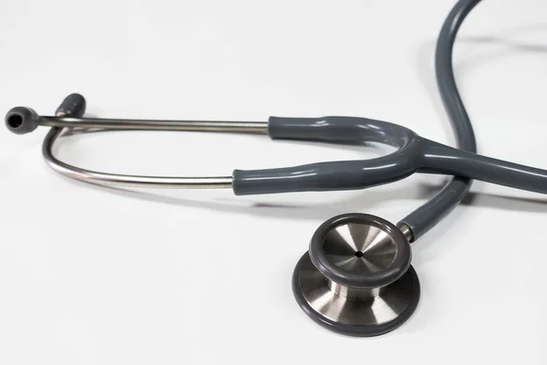 Stethoscope για το γιατρό που χρησιμοποιείται για να ακούσετε την καρδιά και τους πνεύμονες του — Φωτογραφία Αρχείου