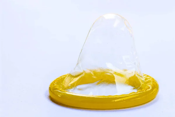 하얀 배경에 있는 콘돔 — 스톡 사진