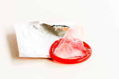 beyaz arkaplanda renk prezervatifi